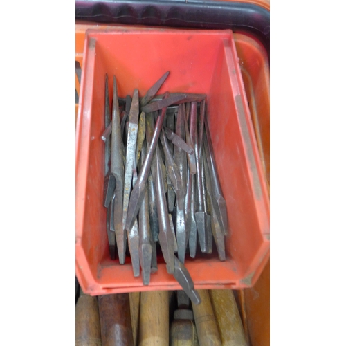 2035 - Approximately 70 wood carving tools