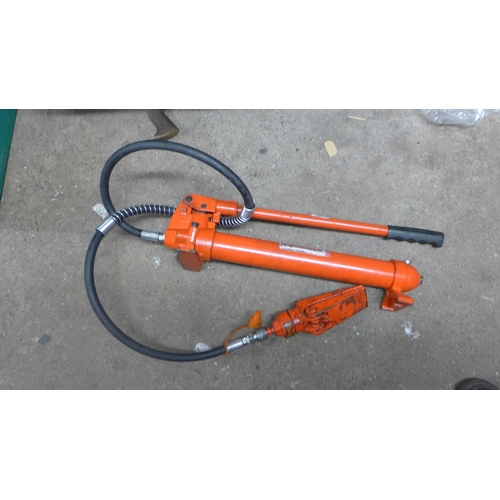 2036 - Hydraulic Ram and Jaw - W