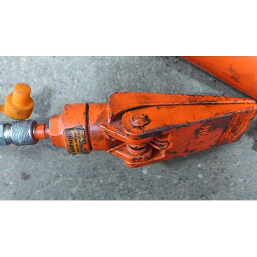 2036 - Hydraulic Ram and Jaw - W