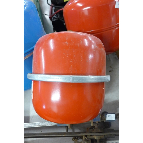 2146 - 3 Heating expansion vessels, unused