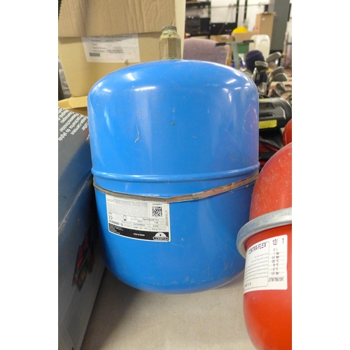 2146 - 3 Heating expansion vessels, unused