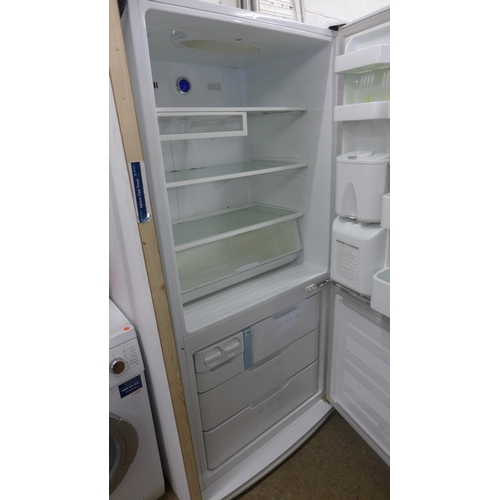 2257 - Samsung wide fridge freezer