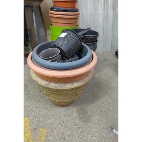 2324 - Approx. 30 mixed vinyl planters, sizes 6-20