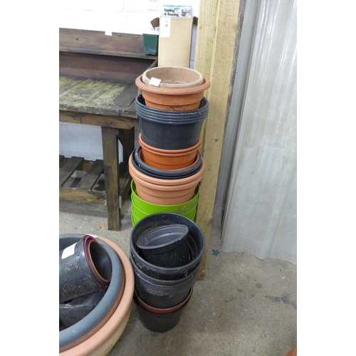 2324 - Approx. 30 mixed vinyl planters, sizes 6-20