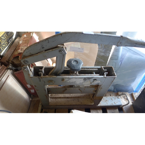 2341 - Slab cutting guillotine/brick cutter