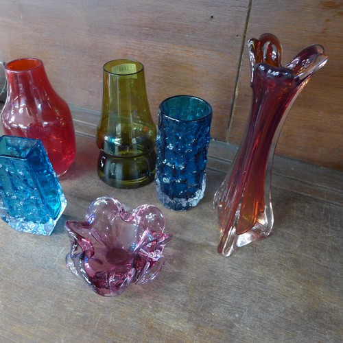 1161 - Six items of glass including Whitefriars bark vase and Riihimaki vase designed by Tamara Aladdin