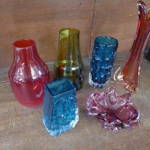 1161 - Six items of glass including Whitefriars bark vase and Riihimaki vase designed by Tamara Aladdin