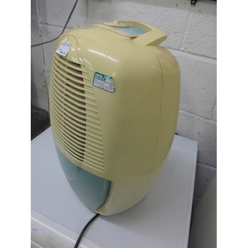 2251A - B & Q 6 ltr/day lightweight dehumidifier - seen working and collects water in room well