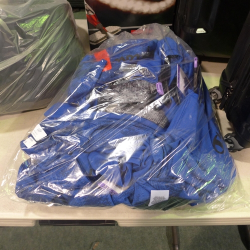 3327 - Bag of boy's Champion T-shirts and shorts, various sizes, approx. 12 items in the lot * this lot is ... 