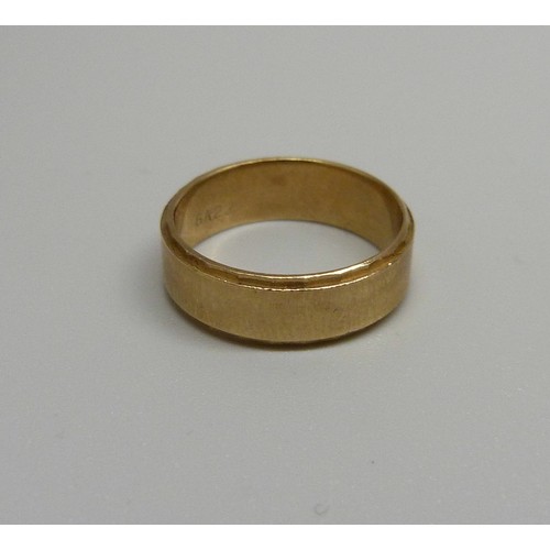 948 - A 9ct gold ring, 3.5g, L