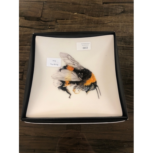 1330 - A bee ceramic square planter in gift box (3313311)   #