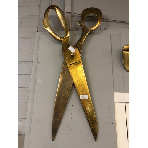 1407 - An extra large ornamental scissors and comb