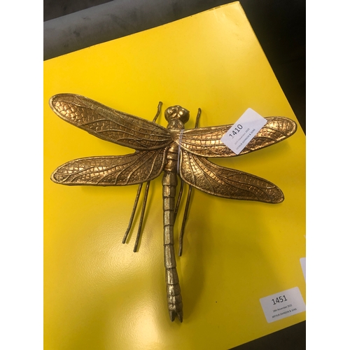 1410 - A medium gold coloured dragonfly wall figure, H 21cms (TPR4411)   #