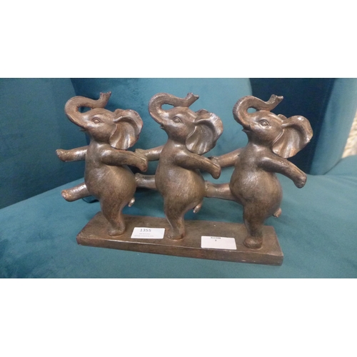 1412 - A model of dancing elephants, H 17cms (2949213)   #