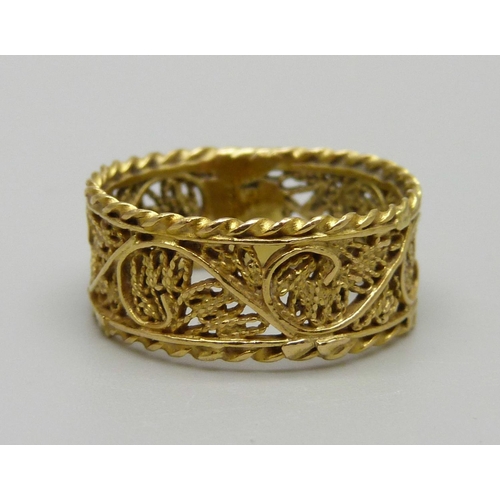 1011 - A yellow metal filigree ring, 5.3g, Q