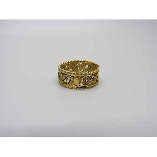 1011 - A yellow metal filigree ring, 5.3g, Q