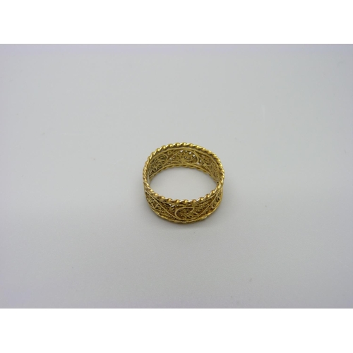 1011 - A yellow metal filigree ring, 5.3g, Q