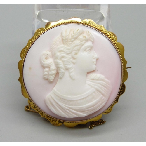 1012 - A 9ct gold cameo brooch, 12.2g