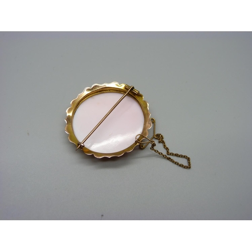 1012 - A 9ct gold cameo brooch, 12.2g