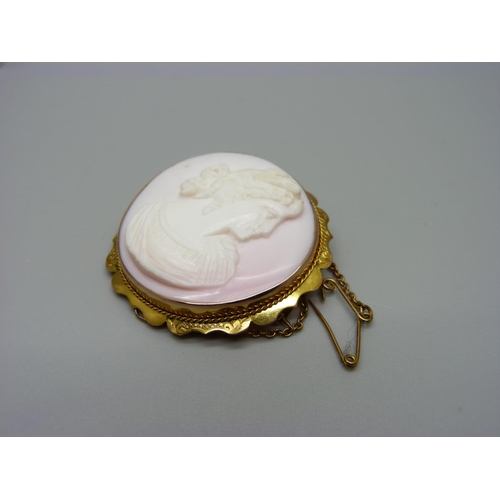 1012 - A 9ct gold cameo brooch, 12.2g