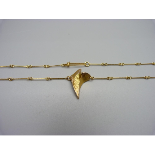 1014 - A 14ct gold 'shark tooth' pendant and chain, 5.6g