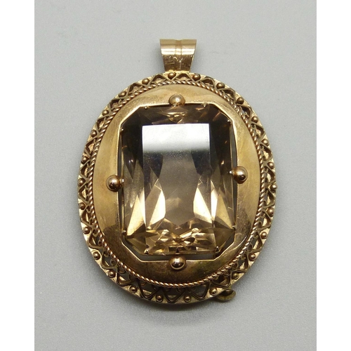 1016 - A yellow metal brooch/pendant, set with a smoky quartz stone, 26g total weight, stone 22mm x 28mm