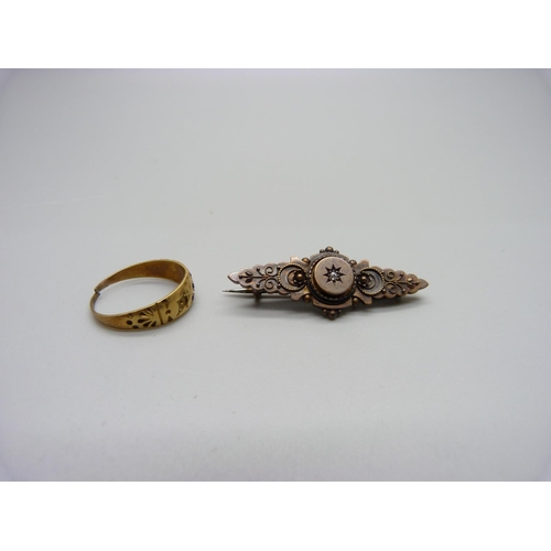 1025 - A 15ct gold brooch and a 15ct gold ring, 5.4g, ring a/f