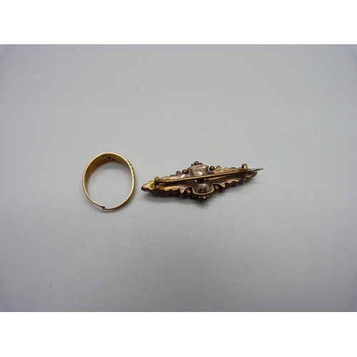 1025 - A 15ct gold brooch and a 15ct gold ring, 5.4g, ring a/f