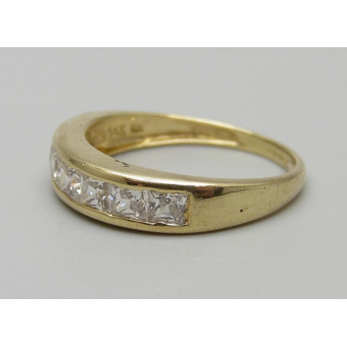 1031 - A 14ct gold, Princess cut seven stone ring, 2.3g, L/M