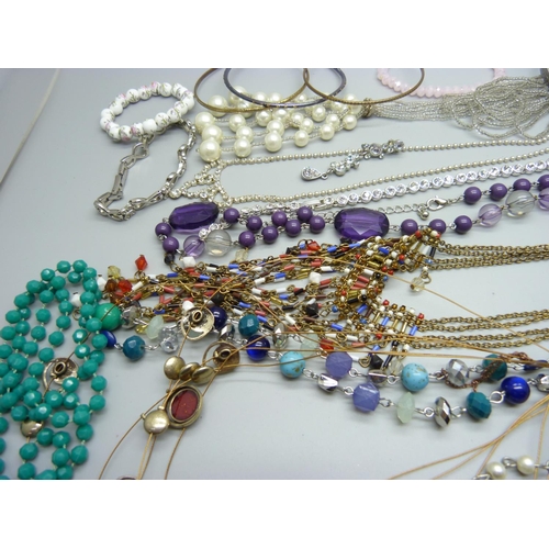 1056 - Vintage costume jewellery