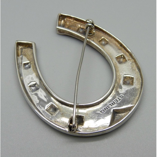 1081 - A silver horseshoe brooch, 48mm, 15g