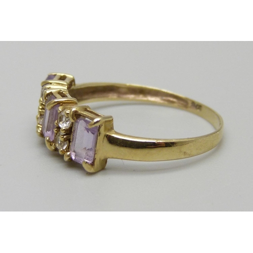 1083 - A 9ct gold ring set with lilac and white stones, 1.5g, O