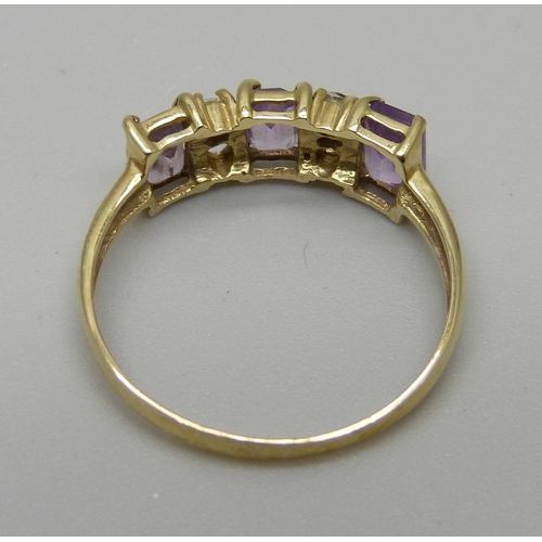 1083 - A 9ct gold ring set with lilac and white stones, 1.5g, O