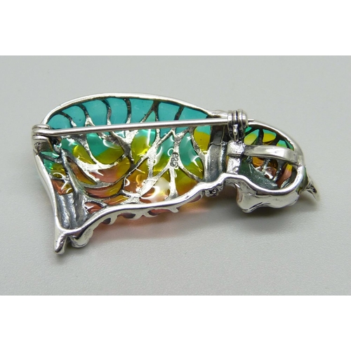 1085 - A silver plique a jour cat brooch, 4cm