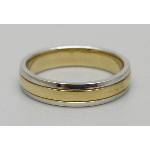 1113 - A 9ct two colour gold wedding band, 3.6g, L