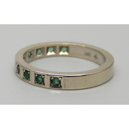 1122 - A 14ct white gold, and emerald ring, 3.5g, M