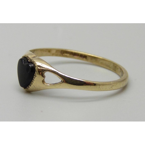 1125 - A 9ct gold and onyx ring, 1.0g, M