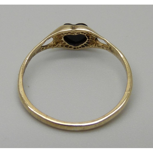 1125 - A 9ct gold and onyx ring, 1.0g, M