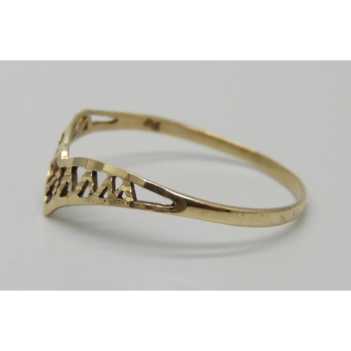 1128 - A 9ct gold wishbone ring, 0.6g, S