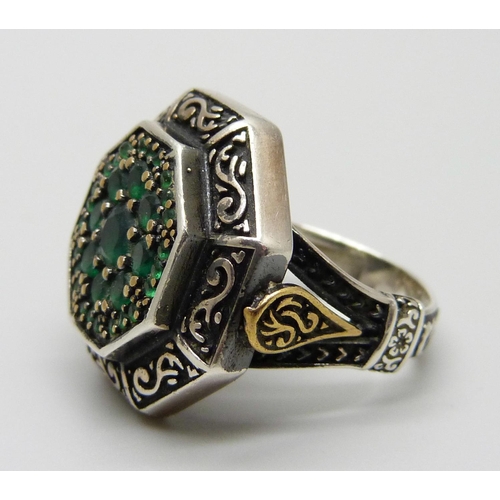 1149 - A gentleman's large silver and green stone ring, 14g, U