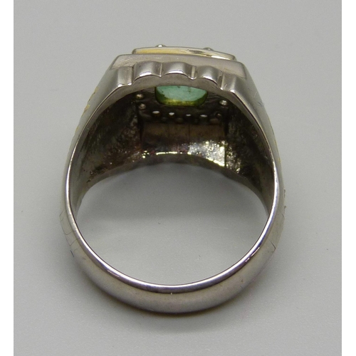 1152 - A gentleman's silver, emerald and white sapphire ring, 11g, T