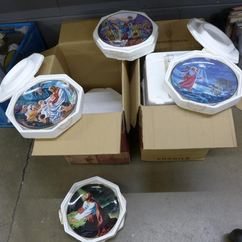 1219 - A box of Danbury Mint, Playful Puppies, eleven, and six Franklin Mint plates **PLEASE NOTE THIS LOT ... 