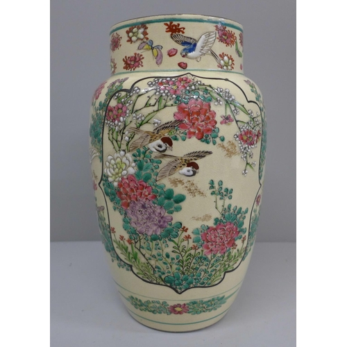 605 - A Japanese vase, 25cm