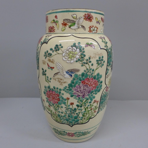 605 - A Japanese vase, 25cm