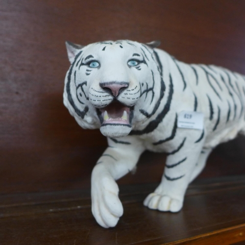 619 - A Franklin Mint large model of a Siberian Tiger, tail a/f