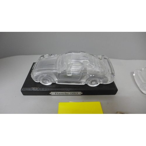 633 - Two Burago glass car models, Porsche 959 and Ferrari 348 TB