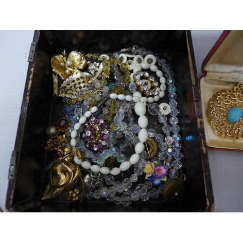 635 - A collection of vintage costume jewellery