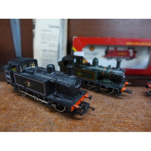 662 - Three Hornby 00 gauge model locomotives, R252 LNER locomotive J83 class, boxed and two other locomot... 