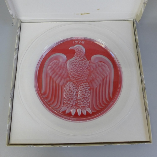 700 - A 1978 Lalique eagle collectors plate, signed and boxed, diameter 21cm