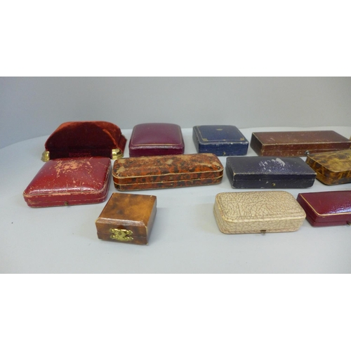 704 - A collection of vintage jewellery boxes